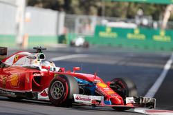 Sebastian Vettel, Ferrari SF16-H, mit einer Mülltüte am Frontflügel