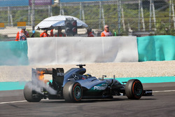 Льюіс Хемілтон, Mercedes AMG F1 W07 Hybrid сходить через відмову двигуна