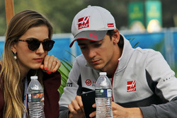Esteban Gutierrez, Haas F1 Team met vriendin Monica Casan
