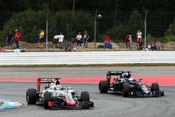 Romain Grosjean, equipo de F1 de Haas VF-16 y Fernando Alonso, McLaren MP4-31 Batalla de posición