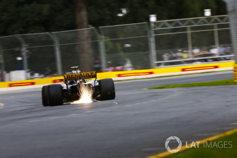 Carlos Sainz Jr., Renault Sport F1 Team R.S. 18, solleva scintille