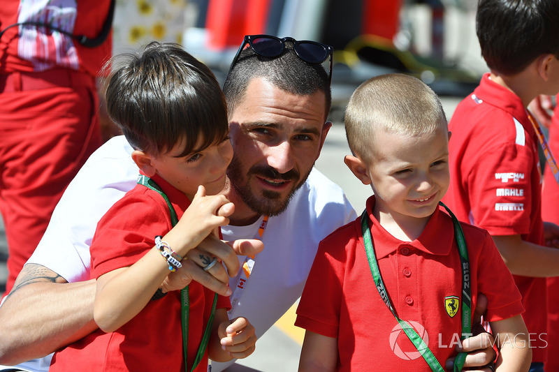 Футболіст Леонардо Бонуччі, уболівальники Ferrari