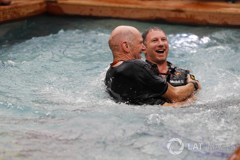 Adrian Newey Director técnico, Red Bull Racing y Christian Horner Director del equipo, Red Bull Racing, celebran la victoria de Daniel Ricciardo, Red Bull Racing en la piscina de la estación Red Bull Energy