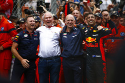 Daniel Ricciardo, Red Bull Racing, festeggia la vittoria accanto a Christian Horner, Team Principal, Red Bull Racing, Helmut Markko, Consulente, Red Bull Racing e Adrian Newey, Chief Technical Officer, Red Bull Racing