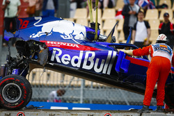 Kazalı araç, Brendon Hartley, Scuderia Toro Rosso kaldırılıyor, aracın vites kutusu arkadan sarkıyor