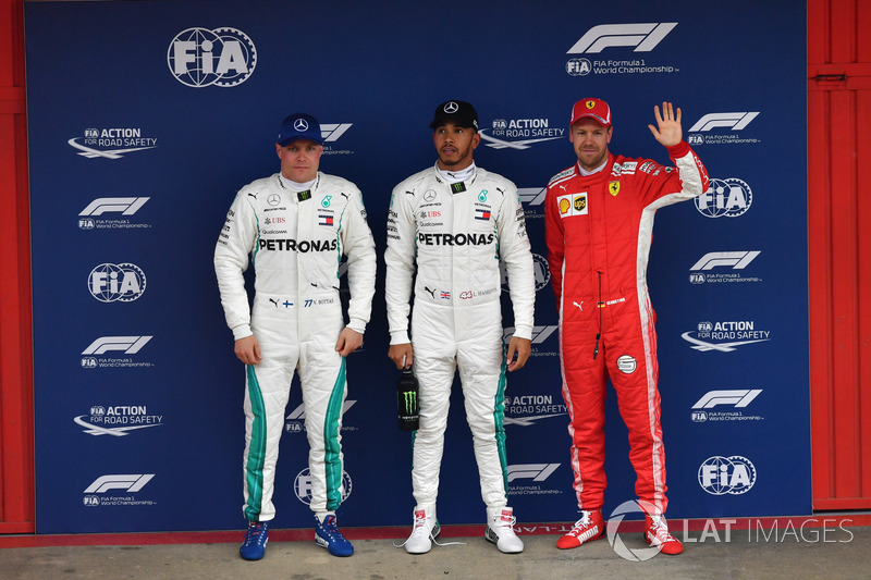 Valtteri Bottas, Mercedes-AMG F1, ganador de la pole Lewis Hamilton, Mercedes-AMG F1 y Sebastian Vettel, Ferrari celebran en parc ferme