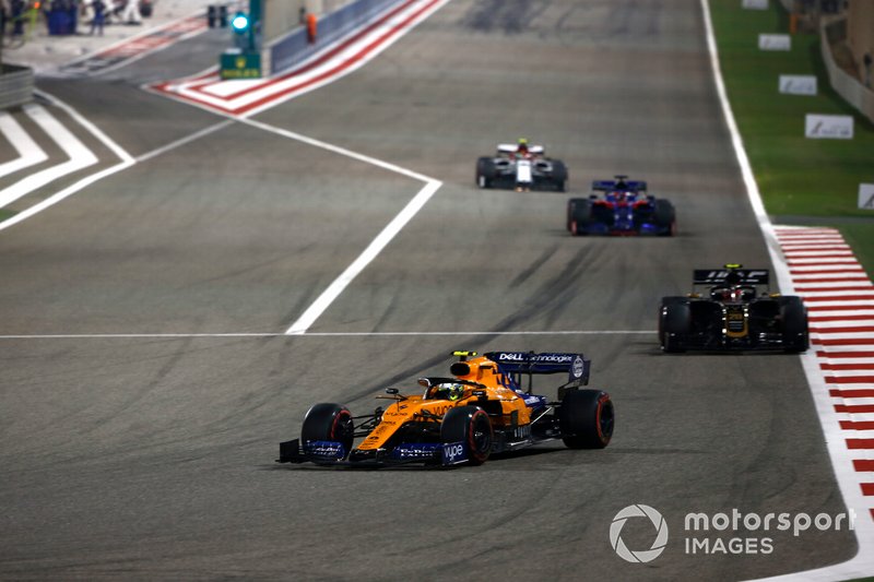 Ландо Норріс, McLaren MCL34, попереду суперників