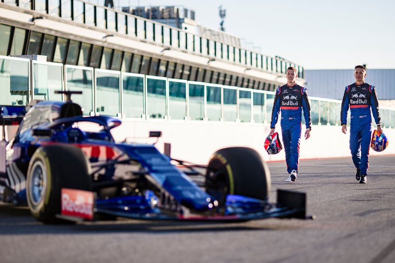 Квят и Элбон в роли пилотов команды Toro Rosso на фотосессии перед сезоном 2019 года