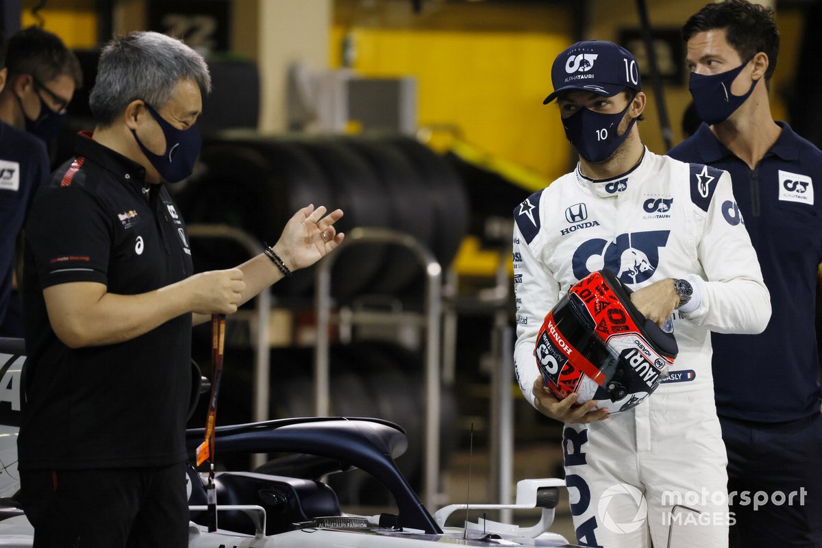 Pembalap AlphaTauri, Pierre Gasly, bersama Manajer Umum Honda Motorsport, Masashi Yamamotor (kiri).
