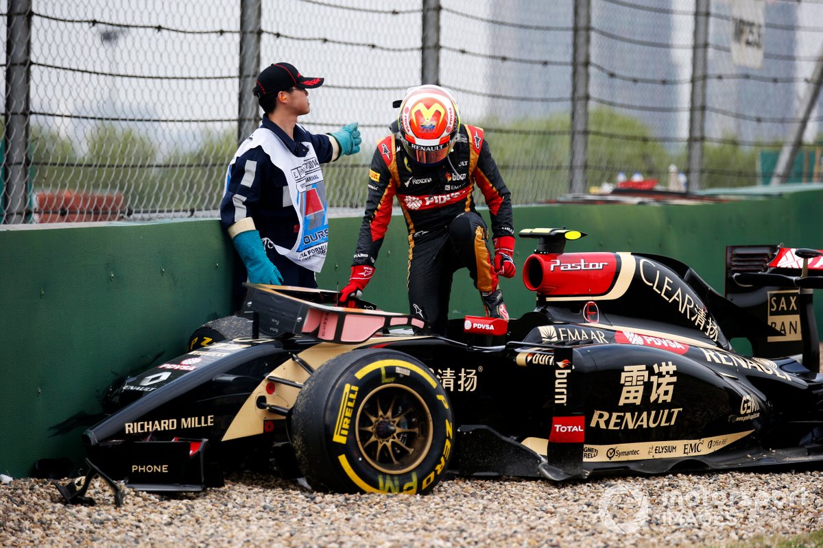 Pastor Maldonado, Lotus E22 Renault, climbs out of the cockpit after losing control