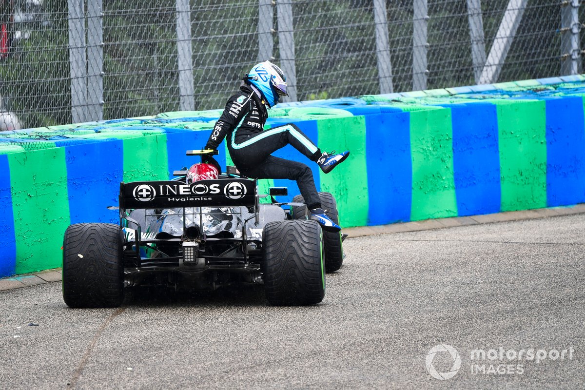Valtteri Bottas, Mercedes, abandona su monoplaza.