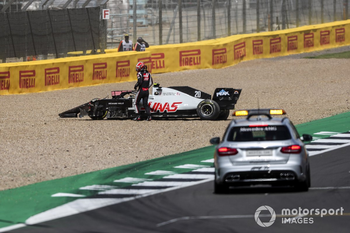 Kevin Magnussen, Haas VF-20, en la grava después de chocar