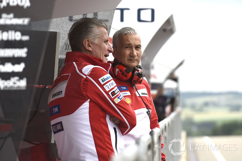 Paolo Ciabatti y Davide Tardozzi, responsables de Ducati en los circuitos.