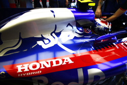 Pierre Gasly, Toro Rosso STR13, nell'abitacolo della sua monoposto