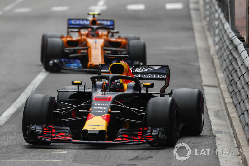Daniel Ricciardo, Red Bull Racing RB14, leads Stoffel Vandoorne, McLaren MCL33