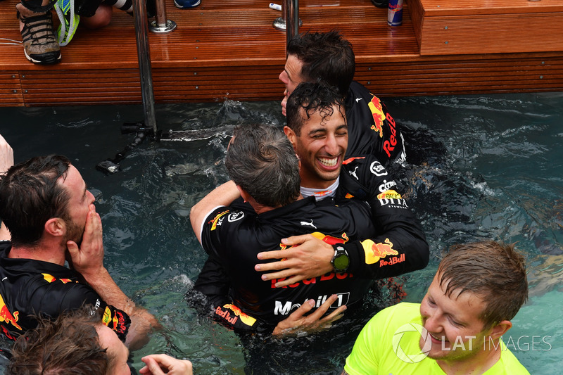 Переможець Даніель Ріккардо, Red Bull Racing, з командою