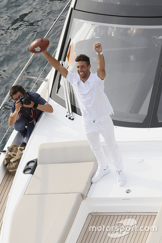 Daniel Ricciardo, Red Bull Racing atrapa un balón de futbol americano de un pase de Tom Brady