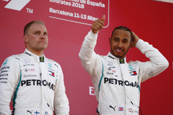 Lewis Hamilton, Mercedes AMG F1, viert zijn overwinning met Valtteri Bottas, Mercedes AMG F1 op het podium