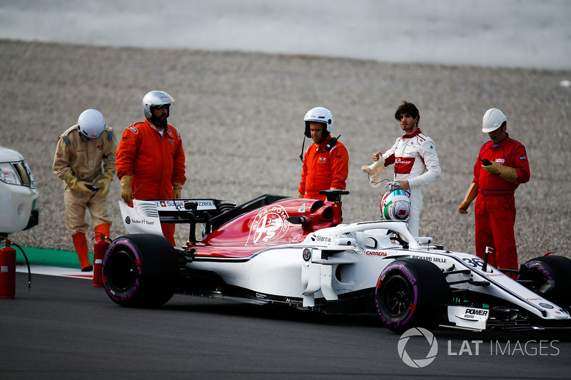 Antonio Giovinazzi, Sauber C37, stops on track