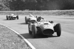 Хуан-Мануель Фанхіо, Lancia-Ferrari D50, попереду Стірлінга Мосса, Maserati 250F та Пітера Коллінза,