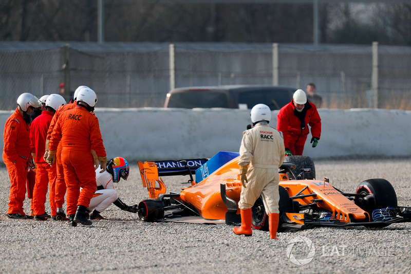 Fernando Alonso, McLaren MCL33 lastiği koptuktan sonra kum havuzunda