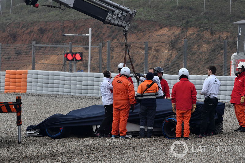 La monoposto di Marcus Ericsson, Alfa Romeo Sauber C37 viene rimossa dalla ghiaia