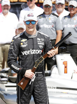 Josef Newgarden, Team Penske Chevrolet recibe un rifle Henry tras ganar la pole