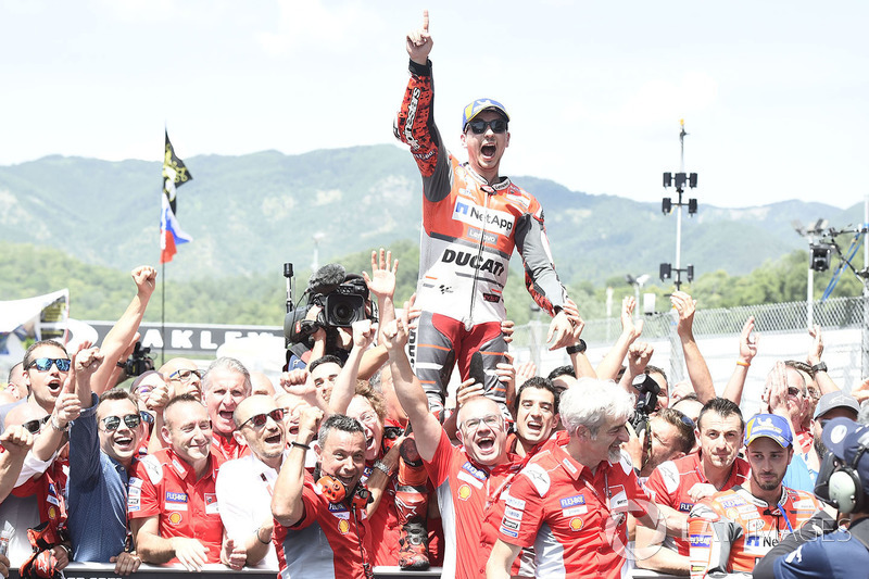 Op 3 juni 2018 schrijft Lorenzo geschiedenis door zijn eerste Ducati-overwinning te pakken tijdens de Grand Prix van Italië.