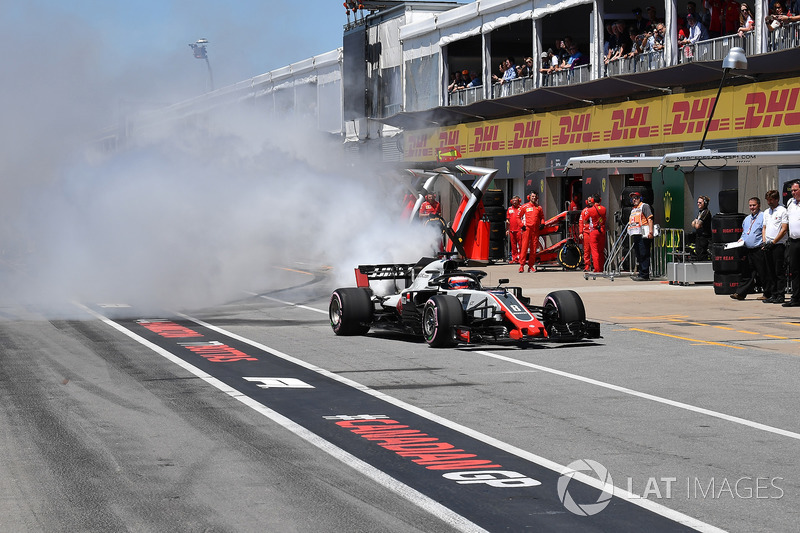 Romain Grosjean, Haas F1 Team VF-18 con humo en el pit lane en la califiación