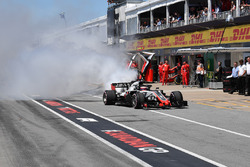 Romain Grosjean, Haas F1 Team VF-18 in pit lane con il motore in fumo nella Q1