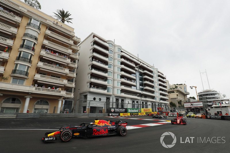 Daniel Ricciardo, Red Bull Racing RB14, leads Sebastian Vettel, Ferrari SF71H