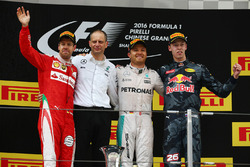 Podium: Sieger Nico Rosberg, Mercedes AMG F1 Team, Platz zwei Sebastian Vettel, Ferrari, Platz drei