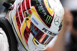 Il secondo qualificato Lewis Hamilton, Mercedes Petronas AMG F1 nel parco chiuso