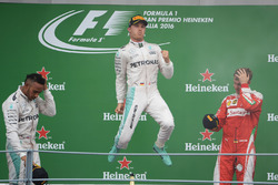 Подіум: друге місце - Льюіс Хемілтон, Mercedes AMG F1; переможець - Ніко Росберг, Mercedes AMG F1; т