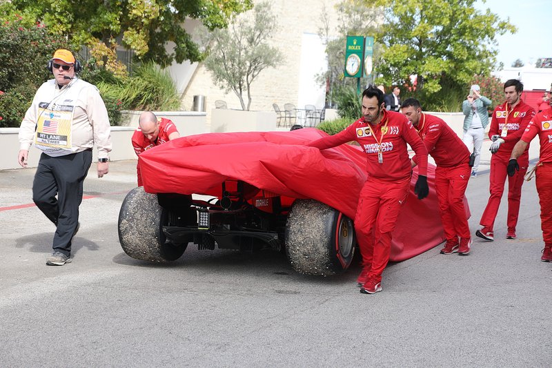 La monoposto di Charles Leclerc, Ferrari SF90, riportata ai box dopo il ko di motore