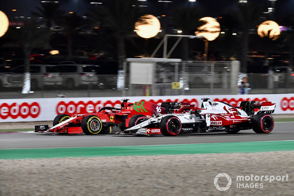Charles Leclerc, Ferrari SF21, bertarung dengan Kimi Raikkonen, Alfa Romeo Racing C41