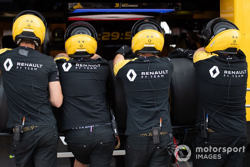 Renault pit crew