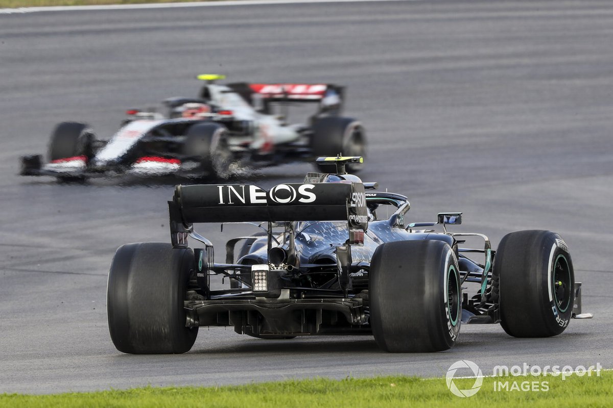 Valtteri Bottas, Mercedes F1 W11, Kevin Magnussen, Haas VF-20