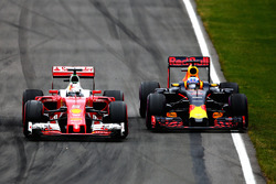 Daniel Ricciardo, Red Bull Racing RB12 e Sebastian Vettel, Ferrari SF16-H lottano per la posizione