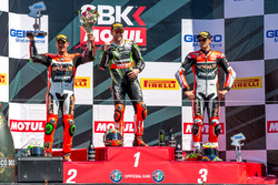 Zondagrace podium: eerste plaats Tom Sykes, Kawasaki Racing Team, tweede plaats Davide Giugliano, Ar