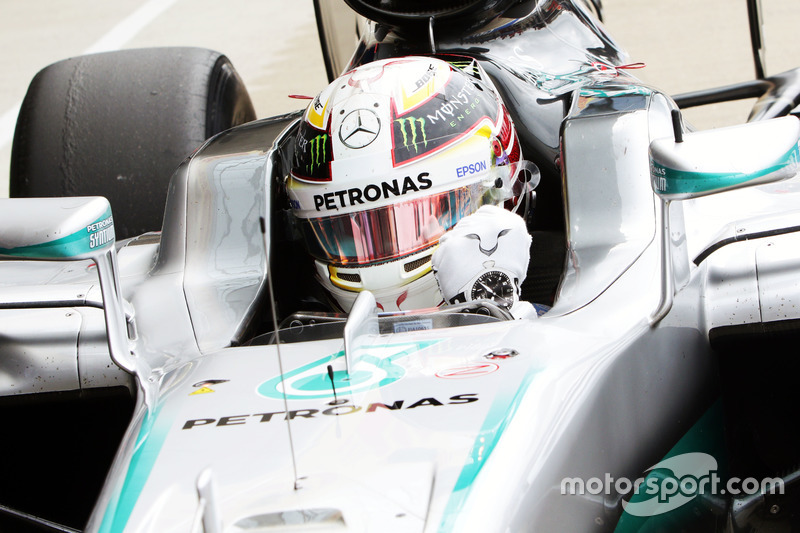 Льюїс Хемілтон, Mercedes AMG F1 святкує свій поул в закритому парку