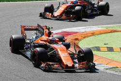 Stoffel Vandoorne, McLaren MCL32, Fernando Alonso, McLaren MCL32