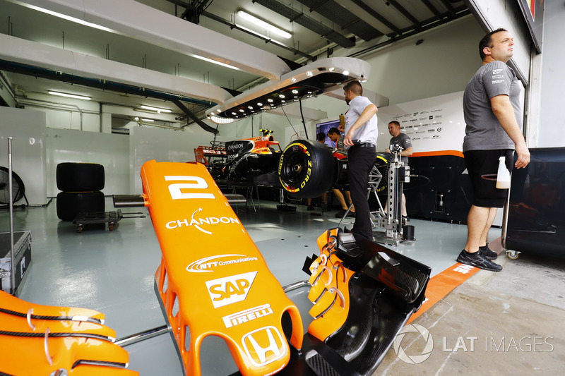 Mechanics work on the Stoffel Vandoorne McLaren MCL32