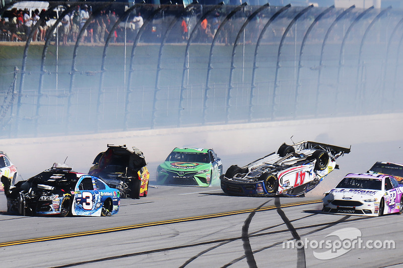 10. L'incidente di A.J. Allmendinger, JTG Daugherty Racing Chevrolet, Joey Logano, Team Penske Ford, Austin Dillon, Richard Childress Racing Chevrolet