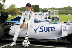 Felipe Massa, Williams, Chelsea FC'nin alanlarından birinde futbol oynuyor