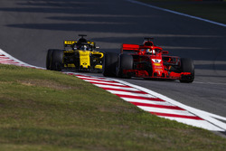 Себастьян Феттель, Ferrari SF71H, и Нико Хюлькенберг, Renault Sport F1 Team RS18