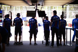 Ingegneri Toro Rosso in pit lane