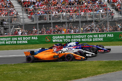 Фернандо Алонсо, McLaren MCL33, Маркус Ерікссон, Sauber C37, П'єр Гаслі, Scuderia Toro Rosso