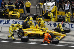 Helio Castroneves, Team Penske Chevrolet, pit stop