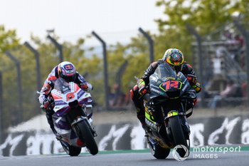 Bezzecchi gana la histórica carrera 1000; Márquez se cae cuando iba segundo